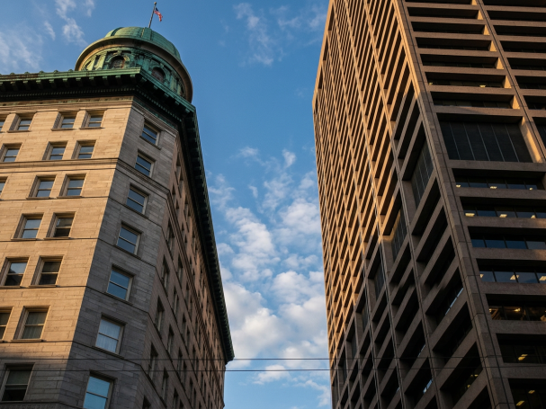 Ansicht auf eine historische und moderne Architektur unter einem blauen Himmel.